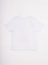 Remera gris oscuro de manga corta con cuello redondo. Presenta un estampado frontal con dos figuras femeninas estilizadas, una vestida de rosa con una estrella blanca y la otra con un look negro y rojo.