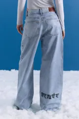 Jean de corte oversize y tiro medio-alto, en color celeste con lavado tipo ice y acabado con foil transparente. Presenta un diseño de pierna ancha y estampa en la parte trasera.