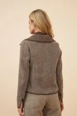 Chaqueta de lana fina sin teñir, color marrón claro, de corte recto con cuello solapa y mangas 3/4.