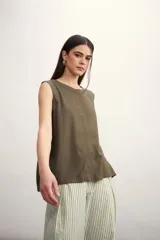 Blusa sin mangas color verde militar, de corte recto y cuello redondo.