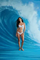 Conjunto de bikini lila con corpiño strapless con aros y breteles finos desmontables, y bombacha vedetina de tiro medio.