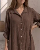 Vestido camisero largo y amplio, color rojo, de manga larga con presilla para arremangar, cuello camisero y cierre frontal con botones de nácar.