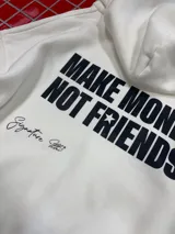 Hoodie de color blanco con capucha, corte holgado y estampado gráfico en la espalda con la frase 'MAKE MONEY NOT FRIENDS' en color negro.