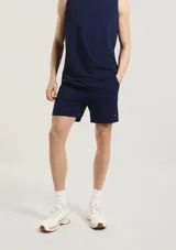 Bermuda deportiva azul marino, de corte clásico con bolsillos laterales.