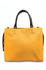 Cartera de cuero color amarillo con textura granulada, asas superiores en color negro y detalles de remaches metálicos. Incluye el logo de la marca grabado en el frente.