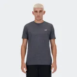 Remera deportiva New Balance de manga corta, color gris oscuro jaspeado, con cuello redondo y logo NB reflectante en el pecho.