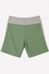 Biker de tiro alto con diseño de cintura cruzada en forma de V, combinando paneles en color beige y blanco.