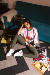 Remera oversize rosa con cuello y mangas con ribete verde. Estampado frontal con diseño de frutas y texto.