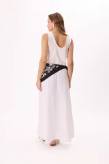 Falda larga marrón de lino y viscosa, con cintura elastizada y cordón ajustable. Tiene bolsillos laterales y corte amplio.