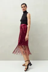 Falda larga negra de lentejuelas con terminación en flecos.