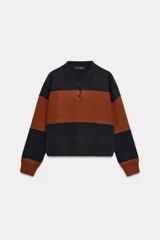 Sweater de punto con diseño de rayas horizontales anchas en color negro y marrón. Presenta cuello polo, cierre frontal con botones y mangas largas con puños ajustados.