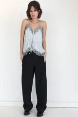 Pantalón cargo de tiro medio confeccionado en tejido satinado. Presenta bolsillos laterales tipo cargo, cierre frontal con cremallera y ganchos metálicos, y un cinturón integrado del mismo tejido con hebilla metálica.