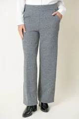 Pantalón ancho de vestir color gris jaspeado, con bolsillos laterales y cintura elástica en la parte trasera.