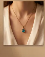 Collar de bronce con cadena fina eslabonada y dije en forma de gota con piedra color azul zafiro.