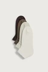 Pack de cuatro pares de calcetines cortos en tonos neutros: marrón oscuro, marrón topo, gris claro y blanco. Elaborados en tejido de punto con mezcla de algodón y acabado acanalado en los tobillos.