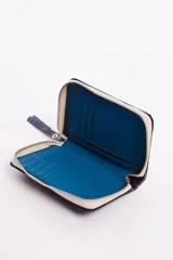 Billetera beige de cuero vacuno con cierre metálico.