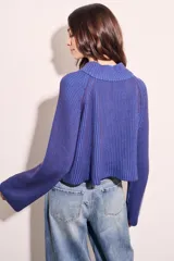 Sweater marrón de punto acanalado, con cuello alto, cierre frontal parcial con cremallera y manga larga.