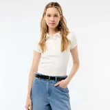 Remera de punto canalé color blanco, con cuello polo y cierre frontal de botones, manga corta y diseño ajustado.