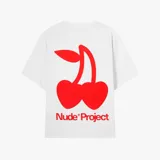 Camiseta blanca de manga corta y corte oversize, con estampa en la espalda de dos cerezas rojas con forma de corazón y el logo de la marca en rojo.