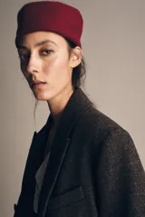 Casquete de estilo minimalista confeccionado en lana 100%, con diseño de copa redondeada y borde con vuelta.