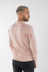 Sweater de tejido de punto en color rosa claro con estampado de pequeñas piñas en tono más oscuro. Presenta escote redondo, mangas largas y puños acanalados.