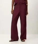 Pantalón de corte recto color bordó, confeccionado en tejido Orly con fondo melange. Presenta cintura con elástico en la parte posterior y cierre tradicional frontal.
