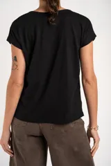 Remera de algodón peinado color negro, de corte clásico, escote redondo y mangas cortas.