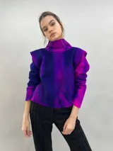 Buzo de lana merino afieltrada con diseño artesanal de efecto degradado en tonos violeta y fucsia. Presenta cuello alto, hombreras marcadas y corte holgado.
