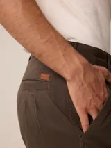 Pantalón bombacha de sarga azul marino, con pinzas en la cintura, bolsillos laterales y puños elásticos en los tobillos.
