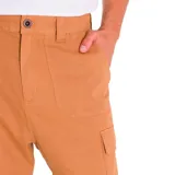 Pantalón de trabajo color marrón claro, corte recto, con bolsillos laterales, traseros y cargo.