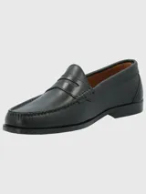 Zapato tipo mocasín de cuero negro con diseño clásico, costuras visibles en la puntera y detalle de antifaz en el empeine.