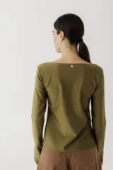 Remera de manga larga con cuello bote, confeccionada en tejido de algodón. Presenta un corte recto y aberturas laterales en los puños.