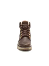 Bota de cuero marrón con cuello tejido en color beige, cordones al tono y herrajes metálicos dorados. Cuenta con suela de goma dentada en color beige y logo de la marca grabado en el lateral y la lengüeta.