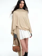 Poncho amplio y liviano de tejido suave con mezcla de cashmere, de diseño abierto y caída fluida.