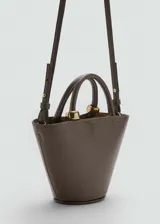 Bolso de mano pequeño con diseño estructurado en forma de trapecio, confeccionado en material efecto piel color verde oliva. Incluye asa de mano superior, correa larga bandolera desmontable y detalle de herrajes metálicos dorados.