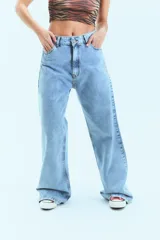 Jean de corte oversize con tiro medio-alto, confeccionado en algodón con lavado ice color celeste.