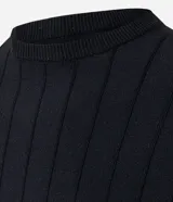 Remera slim de manga corta con cuello redondo, confeccionada en tejido de viscosa con textura de rayas verticales.