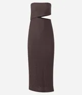 Vestido midi de Blue Steel color marrón, con textura en relieve, escote strapless, diseño ajustado al cuerpo con recorte cut out lateral en la cintura y tajo en la falda.