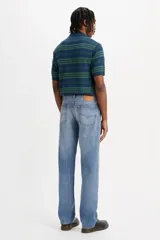 Jean de corte recto y relajado, con diseño de cinco bolsillos y cierre de bragueta. Presenta un lavado azul clásico con efecto desgastado.
