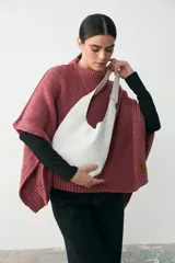 Mini tote de cuero agamuzado color blanco con acabado craquelado, diseño minimalista con asa ancha integrada, cierre con botón magnético y bolsillo interior.