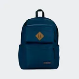 Mochila Jansport Double Break color azul con logo bordado en la parte inferior. Cuenta con dos bolsillos frontales, dos bolsillos laterales para botellas, funda acolchada para laptop de 15 pulgadas, asa de agarre superior y forro reciclado.