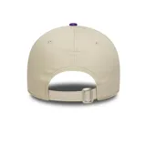 Gorra New Era 9FORTY de los LA Lakers, color beige con visera púrpura y logo del equipo bordado en el frente.
