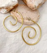 Par de caravanas doradas con forma de espiral, con cierre de perno.