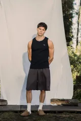 Musculosa negra de tejido morley, ajustada al cuerpo, con un pequeño bordado en color verde en el pecho.