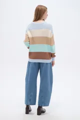 Sweater de punto de algodón con diseño de rayas horizontales multicolor, cuello redondo y mangas largas.