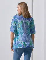 Blusa de modal estampado marca Ruby Rd, con mangas cortas con abertura y apliques de brillos en el frente.