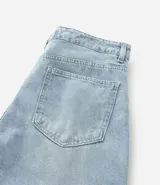 Bermuda de hombre de jean azul claro, corte slim, con cintura fija, cierre tradicional y bolsillos delanteros y traseros.