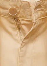 Pantalon cargo de tiro medio y corte recto con pernera ancha. Cuenta con cierre de cremallera y botón, trabillas en la cintura, lazo ajustable, dos bolsillos laterales, dos bolsillos cargo y dos bolsillos de parche en la parte posterior.