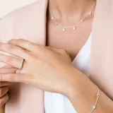 Gargantilla de plata 925 con cadena fina y dijes colgantes de circonias engarzadas en formato circular.