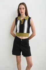 Short de denim negro de tiro medio y corte recto, con diseño clásico de cinco bolsillos y terminación de ruedo deshilachado.
